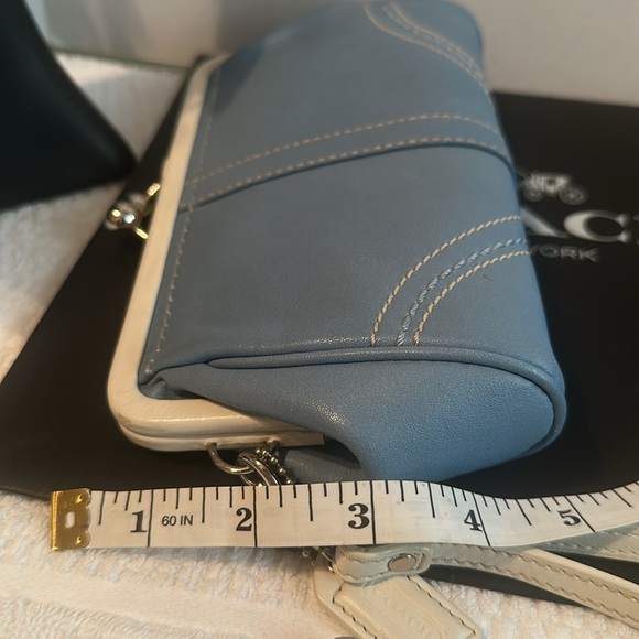 Coach Blue and White kiss lock Women's wristlet - Picture 13 of 15